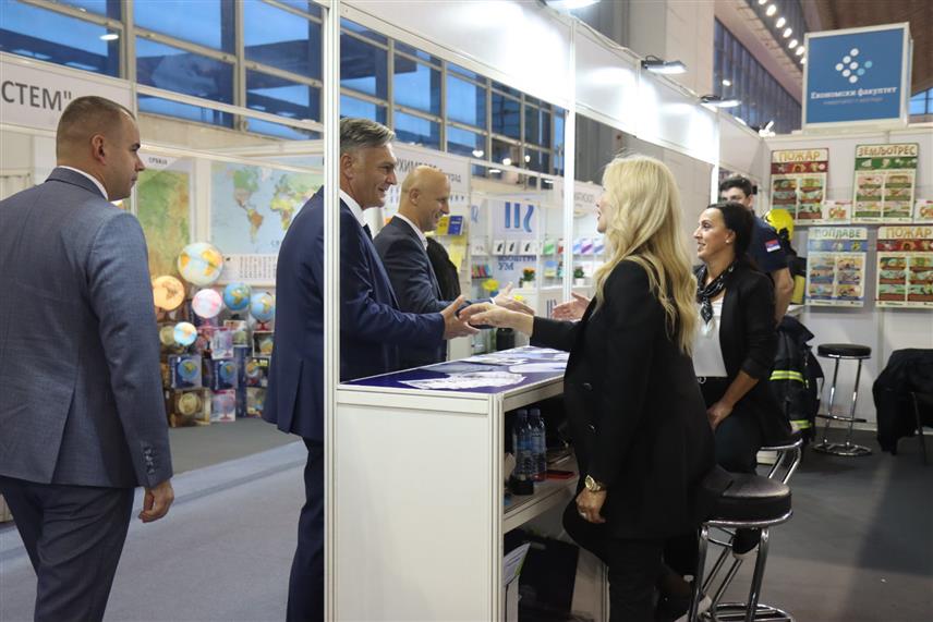 БЕОГРАД, 23. ОКТОБРА /СРНА/ - Министар унутрашњих послова Републике Српске Синиша Каран и директор Полиције Синиша Кострешевић данас су на Међународном сајму књига у Београду посјетили штанд МУП-а Србије и разговарали о сарадњи два министартсва. /Фото - Борислав Здриња/