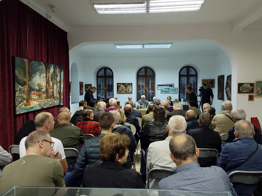 БИЈЕЉИНА, 23. ОКТОБРА /СРНА/ - У Бијељини је вечерас промовисана књига "Ратни дневник једног мајора" аутора Ратка Ђурковића, који је описао часни ратни пут официра Војске Републике Српске на мајевичком ратишту и своју двогодишњу борбу за истину пред Судом БиХ, гдје је коначно ослобођен оптужби за ратне злочине.