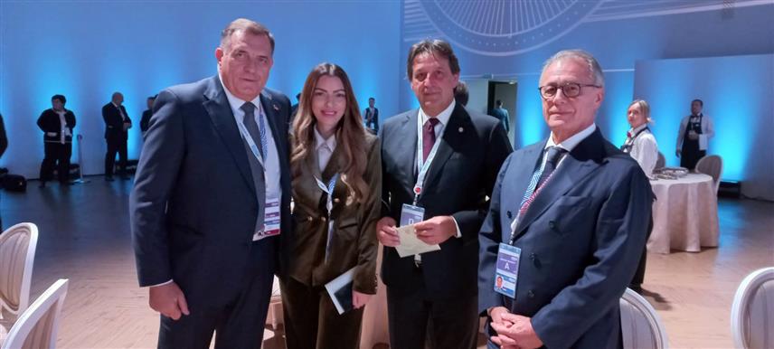 КАЗАЊ, 23. ОКТОБРА /СРНА/ - Предсједник Републике Српске Милорад Додик састао се у Казању са министрима одбране Србије Братиславом Гашићем и привреде Адријаном Месаровић.