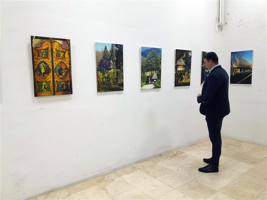 МРКОЊИЋ ГРАД, 23. ОКТОБРА /СРНА/ - У Мркоњић Граду вечерас је отворена изложба слика о црквама брвнарама Станка Костића из Београда на којој је представљено 46 фотографија.