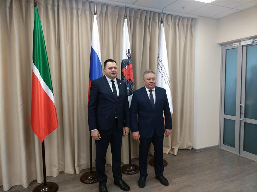 КАЗАЊ, 24. ОКТОБРА /СРНА/ - Министар за научнотехнолошки развој и високо образовање Републике Српске Жељко Будимир обишао је данас у Казању Поволжски универзитет за физичку културу, спорт и туризам и са ректором Рафисом Бургановом разговарао о сарадњи.	
