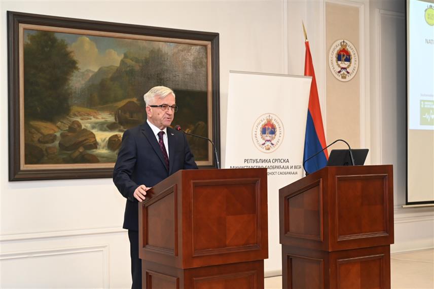 БАЊАЛУКА, 24. ОКТОБРА /СРНА/ - Министар саобраћаја и веза Републике Српске Недељко Чубриловић на конференцији за новинаре прије почетка Међународне конференције "Безбједност саобраћаја на локалним путевима".