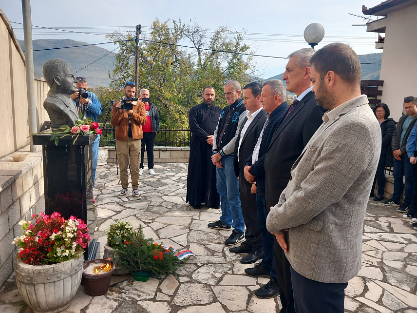 ТРЕБИЊЕ, 24. ОКТОБРА /СРНА/ - У Tребињу je данас испред просторије Мјесне заједнице Придворци служен помен погинулом борцу Требињске бригаде Војске Републике Српске у претходном Одбрамбено-отаџбинском рату Душку Пујићу који је погинуо крајем октобра 1992. године по повратку на линију фронта након што је истог дана извукао осам рањеника са ратишта и довезао у требињску болницу.	