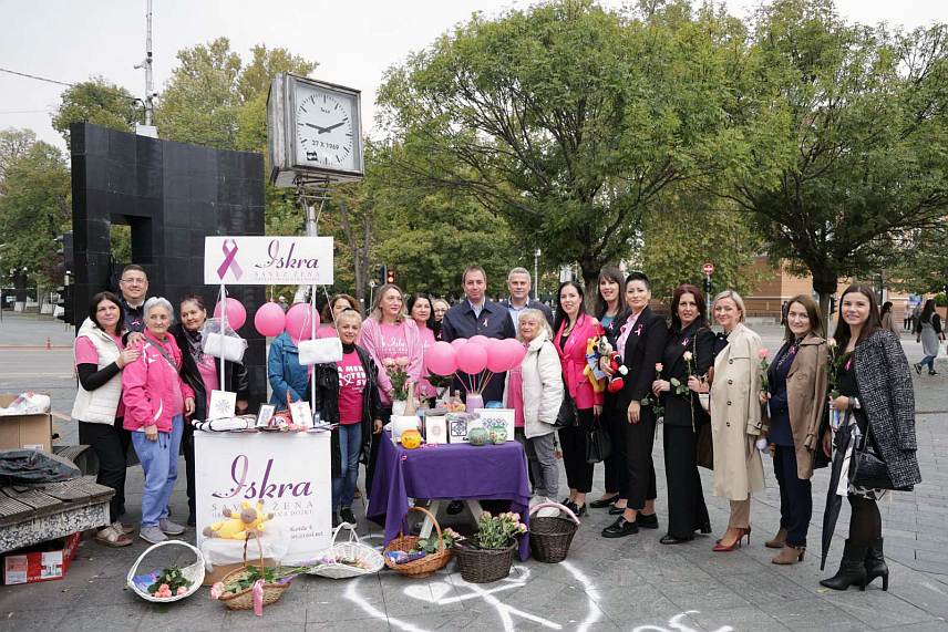 БАЊАЛУКА, 24. ОКТОБРА /СРНА/ - Предсједник Социјалистичке партије Српске /СПС/ Горан Селак је на Тргу Крајине у Бањалуци присуствовао обиљежавању "Ружичастог октобра" - Мјесеца борбе против рака дојке које је организовао Савез жена обољелих од рака дојке "Искра".