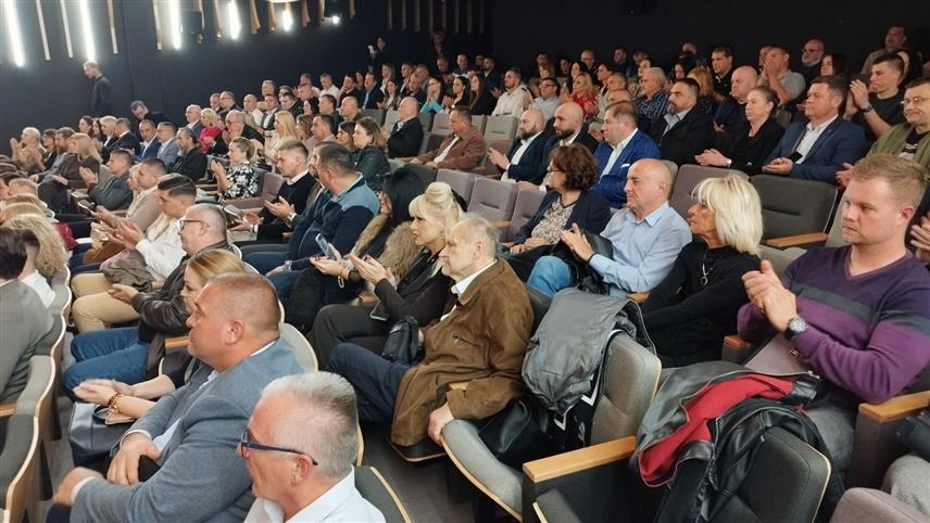 БАЊАЛУКА, 24. ОКТОБРА /СРНА/ - Историјско-документарни филм "Свједок" режисера Дениса Бојића о страдању српског народа током ратних дешавања деведесетих година прошлог вијека на простору бивше Југославије приказан је у Градској концертној дворани Новог Сада.