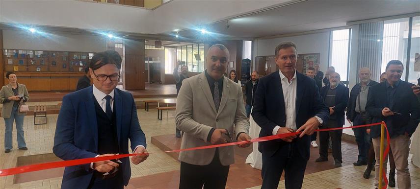 ИСТОЧНО САРАЈЕВО, 24. ОКТОБРА /СРНА/ - На Електротехничком факултету Универзитета у Источном Сарајеву данас је отворен Центар за дигиталне иновације, којем је један од циљева развој иновативних дигиталних рјешења за подршку малим пољопривредним произвођачима, путем активног ангажмана студената и наставног особља Универзитета.	