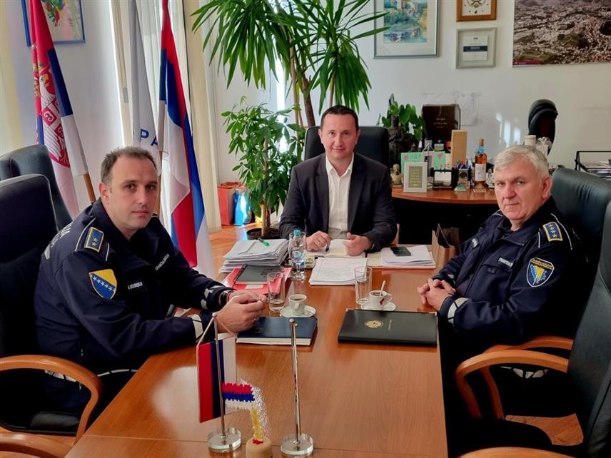 TРЕБИЊЕ, 24. ОКТОБРА /СРНА/ - Састанак требињског градоначелника Мирка Ћурића са командиром Јединице граничне полиције Требиње Лазом Јовановићем и инспектором за крим обавјештајни рад у Граничној полицији Новицом Ружићем.