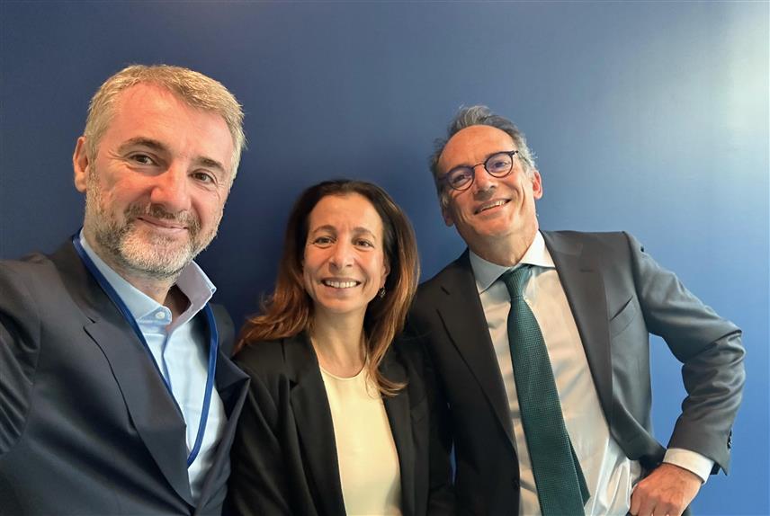 САРАЈЕВО, 24. ОКТОБРА /СРНА/ - Министар транспорта и комуникација у Савјету министара Един Форто у Вашингтону разговарао је са потпредсједником Међународне финансијске корпорације чланица групације Свјетске банке за Европу и Латинску Америку Алфонсом Гарсијом Мором.