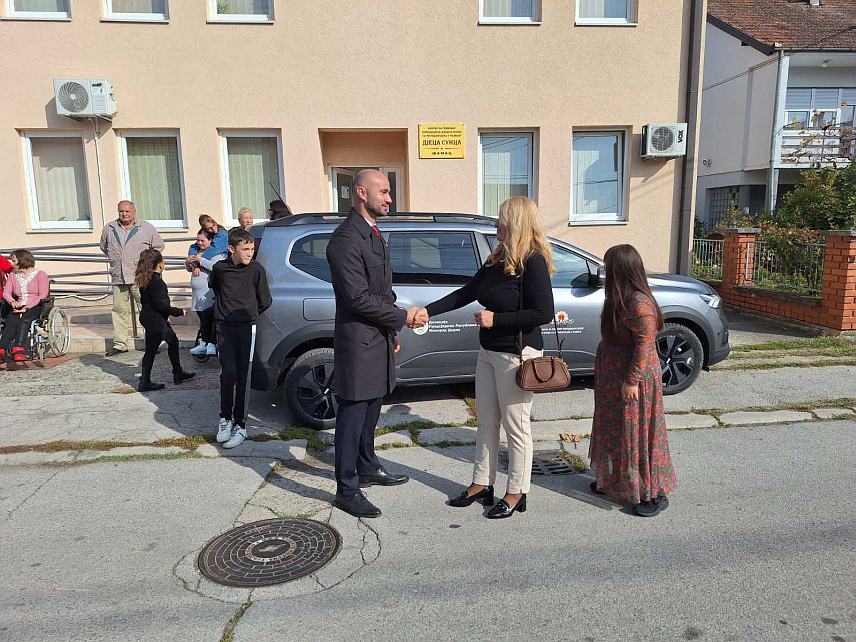 ШАМАЦ, 24. ОКTОБРА /СРНА/ - Савјетник предсједника Републике Српске за спорт Милан Ђурђевић данас је уручио предсједнику Центра за подршку породицама и особама са потешкоћама у развоју "Дјеца сунца" Tањи Нинковић из Шамца кључеве аутомобила марке "дачија догер", седмосјед, за које је предсједник Српске Милорад Додик издвојио 50.000 КМ.