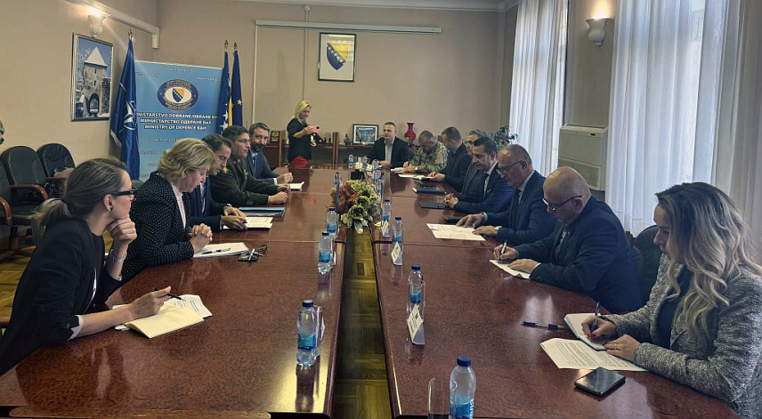 САРАЈЕВО, 24. ОКТОБРА /СРНА/ - Састанак главног секретара НАТО-а за политичка питања и безбједносну политику Хавијера Коломине са министром одбране у Савјету министара Зуканом Хелезом и његовим замјеником Александром Гогановићем.