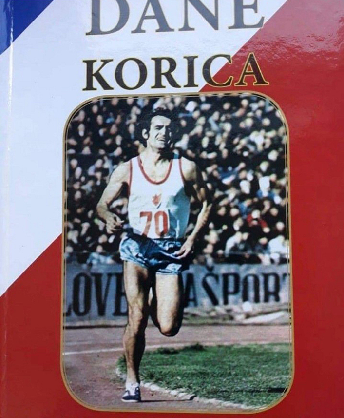СОКОЛАЦ, 24. ОКTОБРА /СРНА/ - На Сокоцу ће у суботу, 26. октобра, бити промовисана књига "Дане Корица", аутора универзитетског професора Милана Tомића, а организатори позивају спортске раднике, спортисте и атлетичаре да присуствују промоцији књиге о овом "атлетском јунаку".