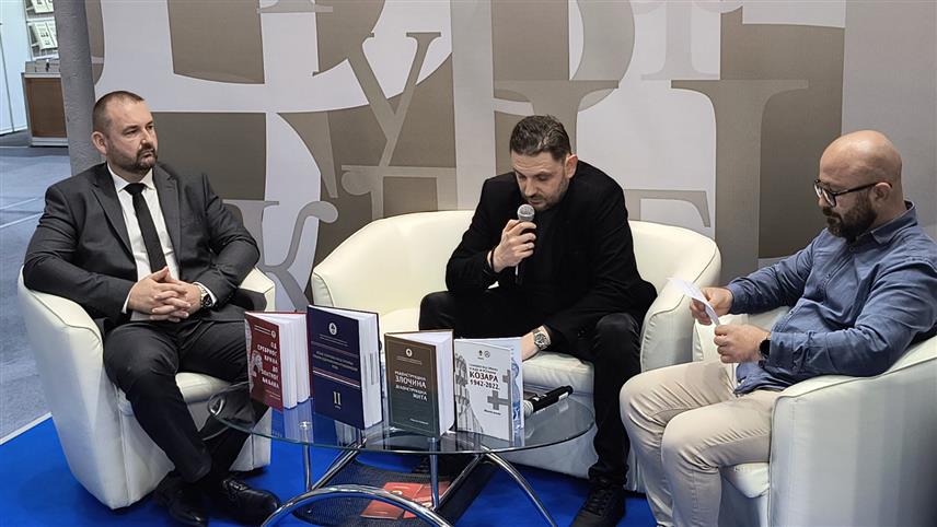 БЕОГРАД, 24. ОКТОБРА /СРНА/ - На штанду Републике Српске промовисана су издања Републичког центра за истраживање рата, ратних злочина и тражење несталих лица, "Геноцид над Србима у НДХ и устанак - Козара 1942. – 2022", аутора Горана Латиновића, "Од сребрног крина до златног љиљана", аутора Милене Михаљевић и Дејана Дошлића, "Реконструкција злочина – деконструкција мита", аутора Мирослава Љубојевића и "Атлас злочина над Србима током Одбрамбено-отаџбинског рата".