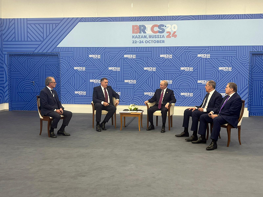 КАЗАЊ, 24. ОКТОБРА /СРНА/ - Предсједник Републике Српске Милорад Додик састао се вечерас са руским предсједником Владимиром Путином у Казању. Састанку су присуствовали шеф руске дипломатије Сергеј Лавров и шеф Представништва Републике Српске у Москви Душко Перовић.