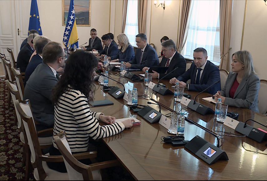 САРАЈЕВО, 25. ОКТОБРА /СРНА/ - Чланови Предсједништва БиХ састали су се јутрос у Сарајеву са предсједником Европске комисије Урсулом фон дер Лајен.