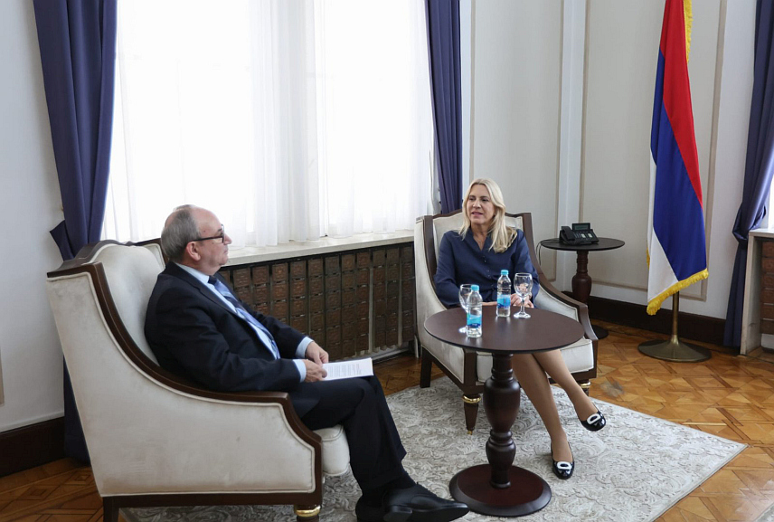 САРАЈЕВО, 25. ОКТОБРА /СРНА/ - Српски члан Предсједништва БиХ Жељка Цвијановић и новоименовани амбасадор Сјеверне Македоније у БиХ Јакуп Реџепи састали су се данас у Сарајеву.	