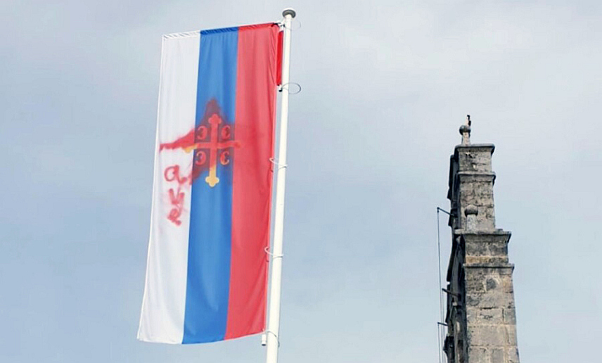 МОЈКОВАЦ, 25. ОКТОБРА /СРНА/ - У порти Храма Благовијести Пресвете Богородице у Пољима код Мојковца оскрнављена је црквена застава тако што је изломљен јарбол и преко симбола крста са оцилима црвеном бојом отиснут симбол звијезде петокраке, саопштено је из Епархије будимљанско-никшићке.