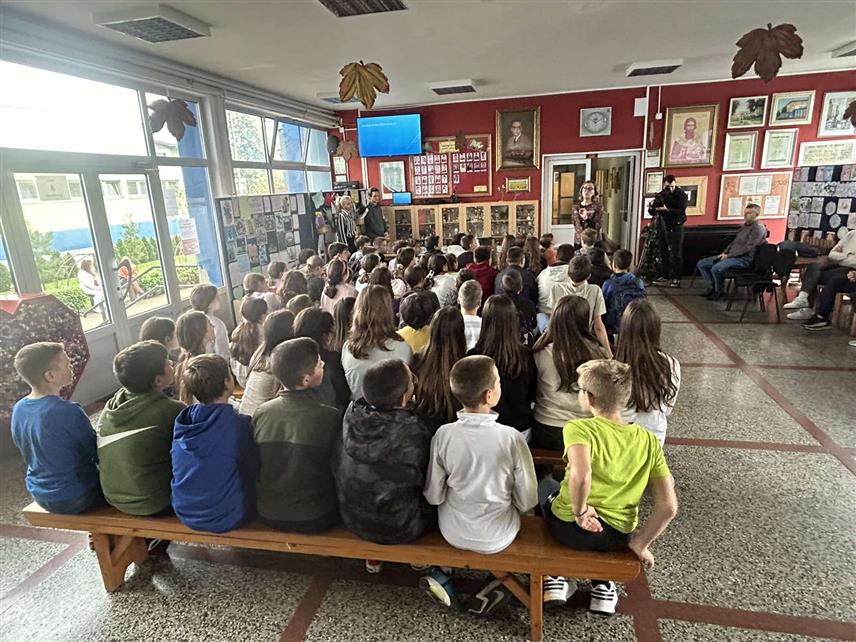 БАЊАЛУКА, 25.ОКТОБРА /СРНА/ - У оквиру кампање "Стоп вршњачком насиљу" Министарства унутрашњих послова Републике Српске, припадници Полицијске управе Бањалука данас су одржали предавање ученицима Основне школе "Иво Андрић". 