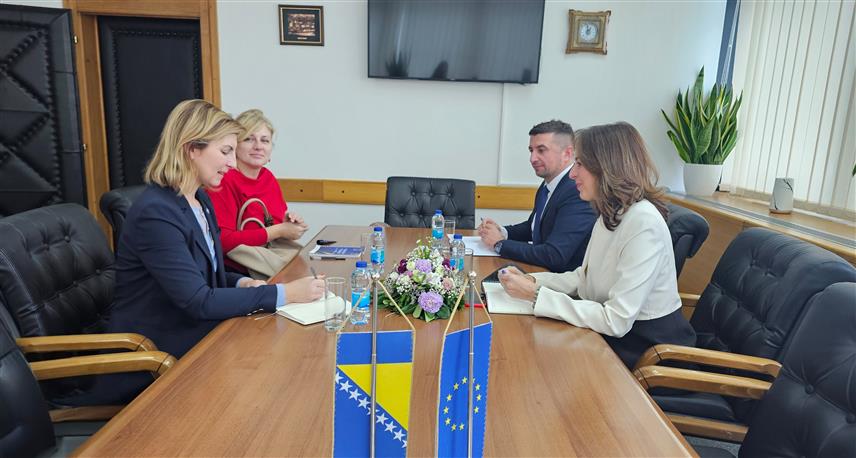 САРАЈЕВО, 25. ОКТОБРА /СРНА/ - Министар цивилних послова у Савјету министара Дубравка Бошњак разговарала је данас у Сарајеву са шефом мисије Међународне организације за миграције /ИОМ/ у БиХ Лауром Лунгароти и амбасадором Аустрије у БиХ Георгом Дивалдом.	