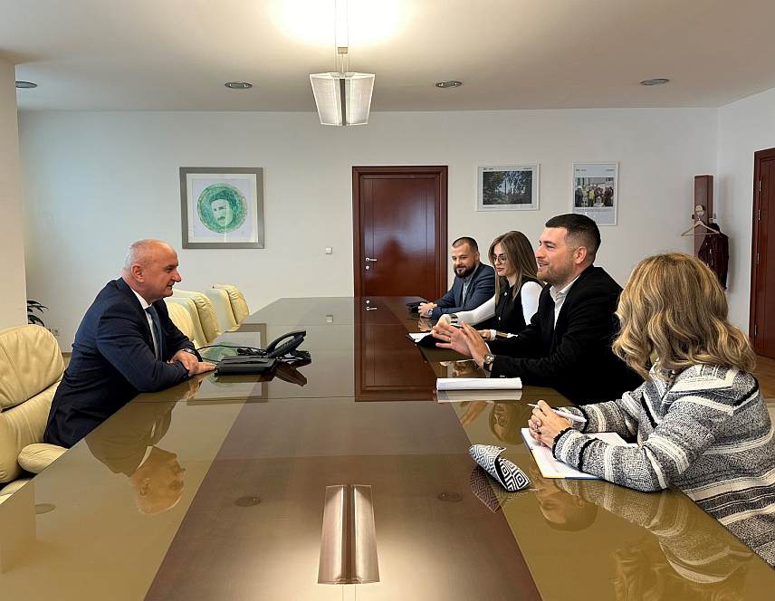 БАЊАЛУКА, 25. ОКТОБРА /СРНА/ - Министар енергетике и рударства Републике Српске Петар Ђокић састао се данас у Бањалуци са директором Агенције за промоцију страних инвестиција БиХ /ФИПА/ Марком Кубатлијом, а током састанка разматране су могућности за унапређење сарадње у циљу привлачења додатних директних страних инвестиција у Републику Српску.