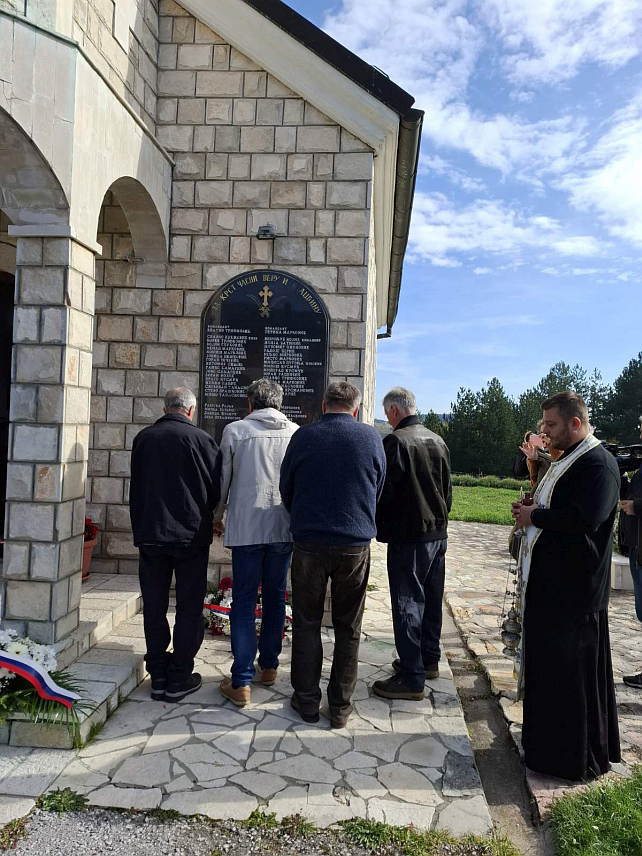 ВИШЕГРАД, 25. ОКТОБРА /СРНА/ - Дан одбране Вишеграда у протеклом одбрамбено-отаџбинском рату обиљежен је данас, а тим поводом служен је парастос и положено цвијеће код централног споменика код Храма Светог Саве на Горњој Лијесци.	