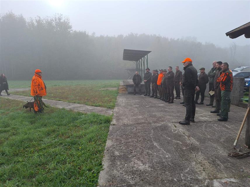 ШАМАЦ, 26. ОКTОБРА /СРНА/ - У Шамцу је данас отворена манифестација Кинолошког савеза Републике Српске у оквиру које ће бити одржана показна вјежба, испит и предавање с циљем унапређења ловства.