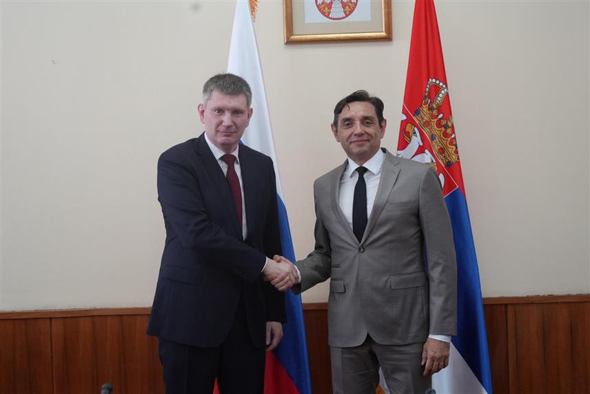 БЕОГРАД, 26. ОКTОБРА /СРНА/ - Потпредсједник Владе Србије Александар Вулин истакао је у разговору са руским министром економског развоја Максимом Решетњиковим да Србија не крије своје пријатељство са Руском Федерацијом, као и да ће учинити све да изједначи економску сарадњу са нивоом политичких односа.