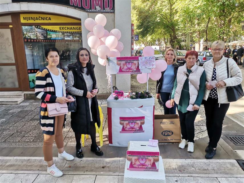TРЕБИЊЕ, 26. ОКТОБРА /СРНА/ - Чланице Удружења жена обољелих од рака дојке "Света Петка" из Билеће организовале су данас акцију на Tргу слободе у Tребињу с циљем подизања свијести јавности о овом обољењу, као озбиљном здравственом проблему, те значају превентивних прегледа ради раног откривања болести.	