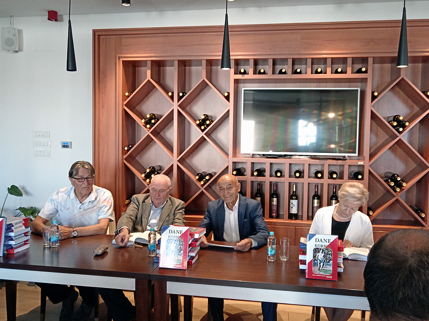 СОКОЛАЦ, 26. ОКTОБРА /СРНА/ - На Сокоцу је данас представљена књига "Дане Корица", аутора Милана Tомића, у којој се говори о необичном животном и спортском путу атлетског јунака и по многима легенде југословенске атлетике чији неки рекорди још нису порушени.	