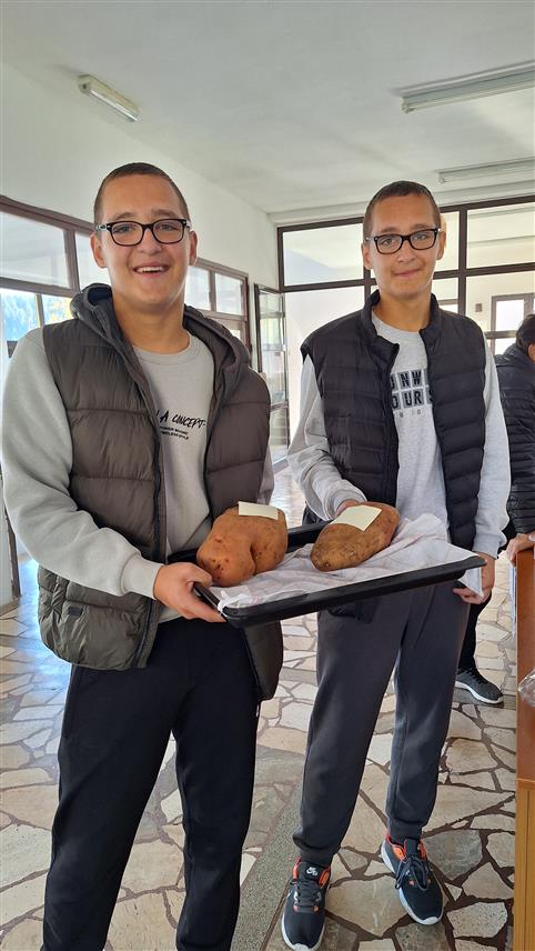 ГЛАМОЧ, 26. ОКТОБРА /СРНА/ - У Гламочу су одржани 16. "Дани гламочког кромпира" са око 1.000 посјетилаца и више од 40 излагача, који су представили производе и рукотворине, а најтежи кромпир, са више од 1.600 грама, у власништву је породице Радумило из гламочке општине.