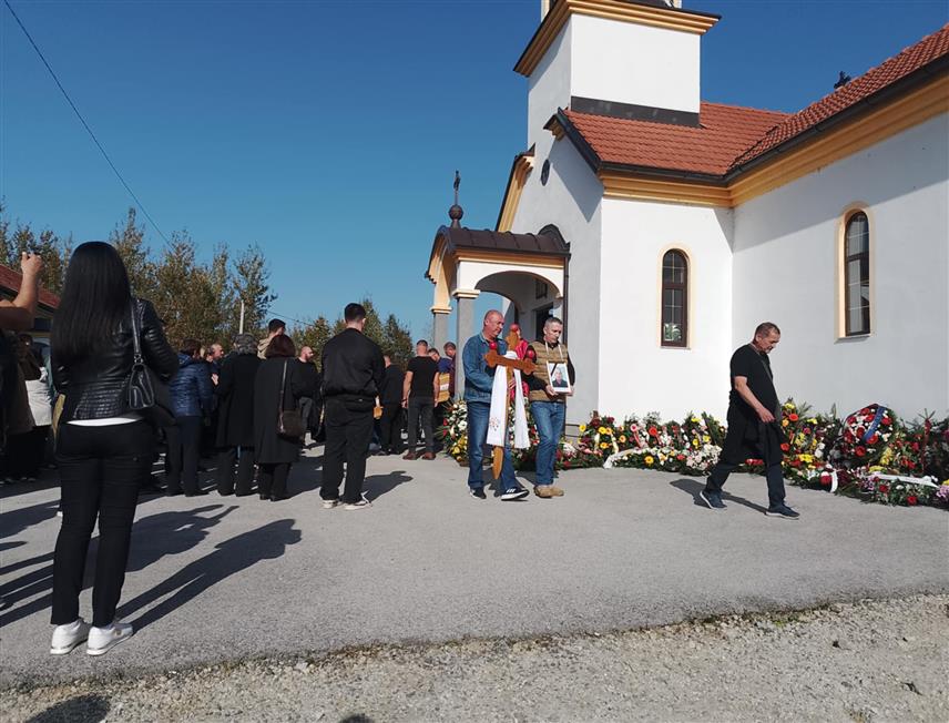 НОВИ ГРАД, 26. ОКТОБРА /СРНА/ - На новом гробљу у насељу Јабланица у Новом Граду данас је сахрањен полицајац Озрен Маран који је убијен у терористичком нападу на Полицијску станицу у Босанској Крупи 24. октобра.	