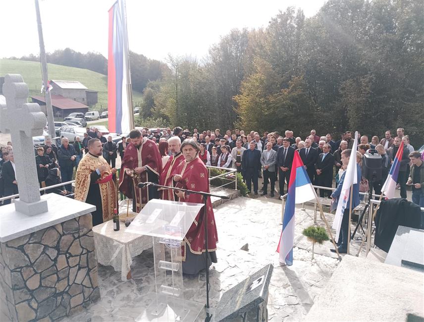 НОВИ ГРАД, 26. ОКТОБРА /СРНА/ - У Кршљама код Новог Града данас су освештана спомен-обиљежја за 12 бораца Војске Републике Српске /ВРС/ и 10 солунаца, као и реконструисано спомен-обиљежје погинулим борцима НОР-а и жртвама фашистичког терора.	