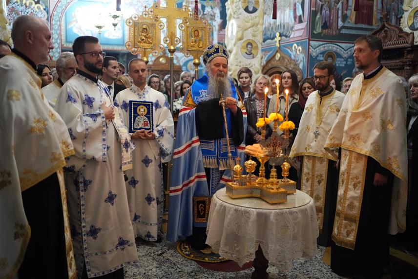 БИЈЕЉИНА, 26. ОКТОБРА /СРНА/ - У Манастиру Свете Петке у Бијељини вечерас је почело обиљежавање крсне славе ове светиње, а Његово високопреосвештенство митрополит зворничко-тузлански Фотије истакао је у обраћању присутнима да се ова дивна светитељка јављала свима и свима помагала.