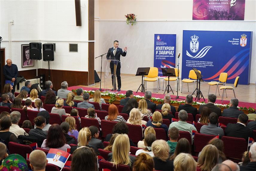 ВАЉЕВО, 27. ОКТОБРА /СРНА/ - Министар без портфеља задужен да прати стање, предлаже мјере и учествује у координацији активности у области односа са дијаспором Ђорђе Милићевић на отварању смотре фолклора из дијаспоре "Културом у завичај" у Ваљеву.