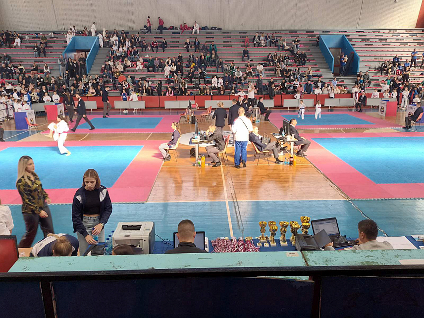 ЗВОРНИК, 27. ОКТОБРА /СРНА/ - Међународни турнир "Зворник опен у каратеу `24" на коме учествује око 400 спортиста из 35 клоубова из Србије, Хрватске, Црне Горе, Словеније, Федерације БиХ и Републике Српске, у Рекреативно спортком центру Зворник.