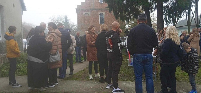 ОКУЧАНИ, 27. ОКТОБРА /СРНА/ - У Гређанима код Окучана данас је служена литургија поводом прославе Свете Петке, славе храма у којем се налази и спомен-плоча у знак сјећања на 18 Срба из овог села убијених од 1991. до 1995. године.