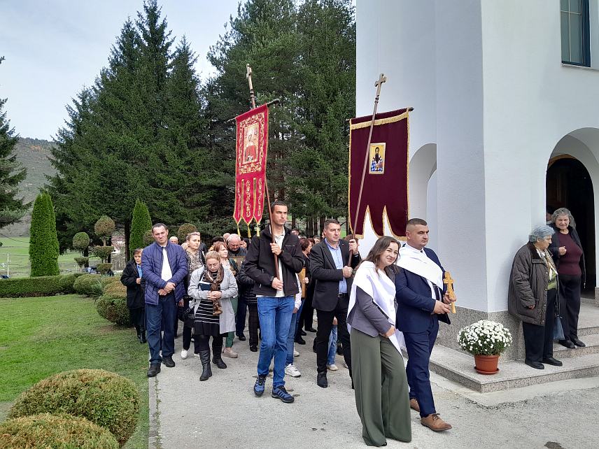 МРКОЊИЋ ГРАД, 27. ОКТОБРА /СРНА/ - У Храму Свете Петке у селу Подбрдо код Мркоњић Града служена је литургија поводом храмовне славе, а потом и парастос за 18 бораца Војске Републике Српске из овог села погинулих у Одбрамбено-отаџбинском рату.