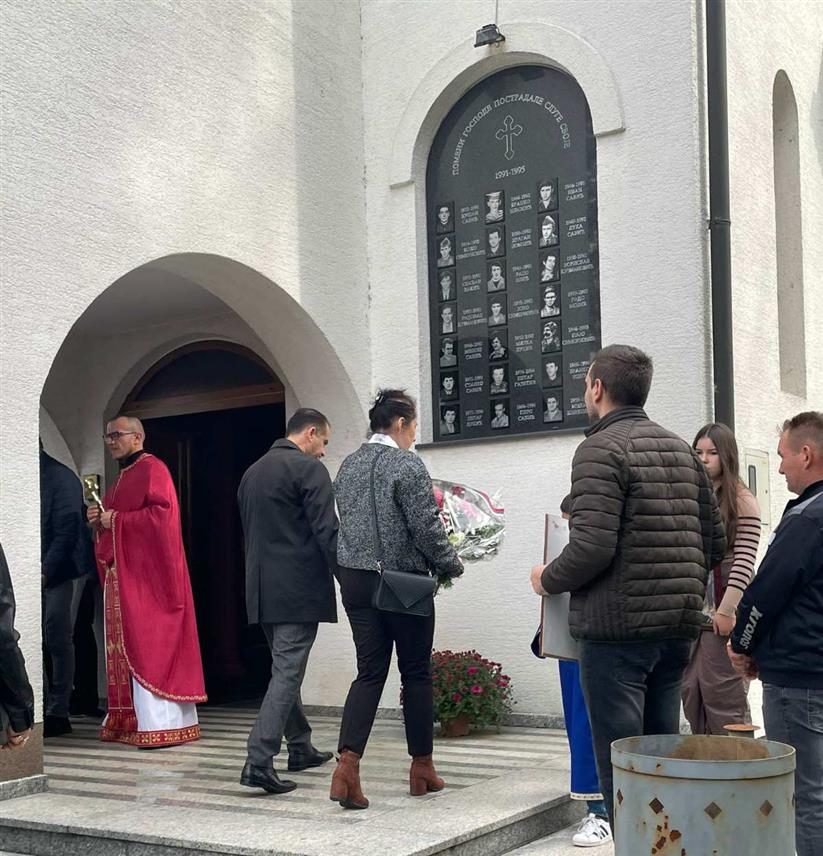 ШАМАЦ, 27. ОКTОБРА /СРНА/ - У Гајевима код Шамца данас је служен парастос и положени вијенци за 18 погинулих бораца Војске Републике Српске и три цивилне жртве Одбрамбено-отаџбинског рата, те за 16 жртава из Другог свјетског рата са овог подручја, а прослављена је и крсна слава Цркве Свете Петке.