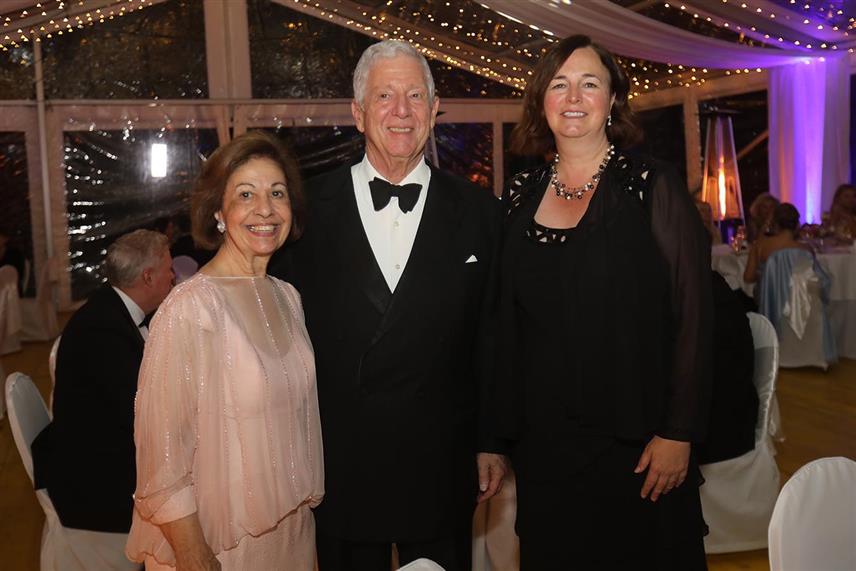 БЕОГРАД, 27. ОКТОБРА /СРНА/ - Принц Александар и принцеза Катарина Карађорђевић приредили су хуманитарни бал у Белом Двору поводом 30 година постојања Хуманитарне организације "Лајфлајн" која је основана и ради под покровитељством принцезе Катарине, а прикупљена средства биће искориштена за помоћ дјечијим болницама у Србији.