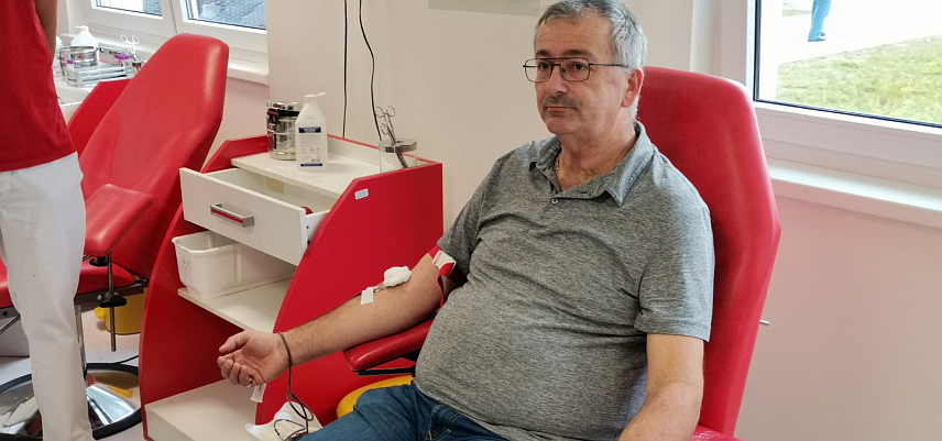 ДОБОЈ, 28. OKТОБРА /СРНА/ - Службеник Полицијске управе Добој Дарко Митровић данас је осамдесети пут даровао крв за тешко повријеђену суграђанку Анђелу Станић.