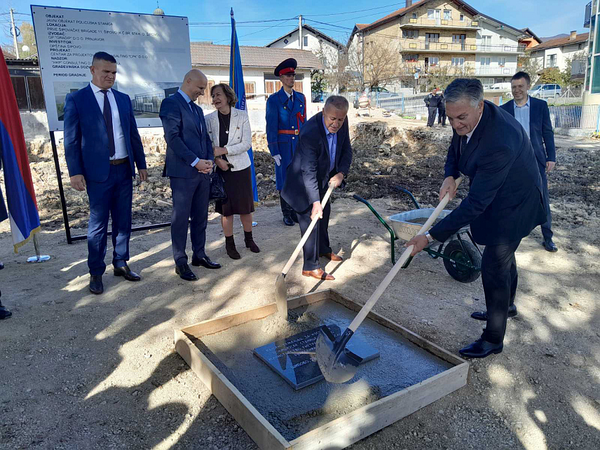 ШИПОВО, 28. ОКТОБРА /СРНА/ - Министар унутрашњих послова Републике Српске Синиша Каран и начелник општине Шипово Милан Ковач положили су данас камен темељац новог објекта Полицијске станице за чији градњу ће бити издвојено око милион КМ.