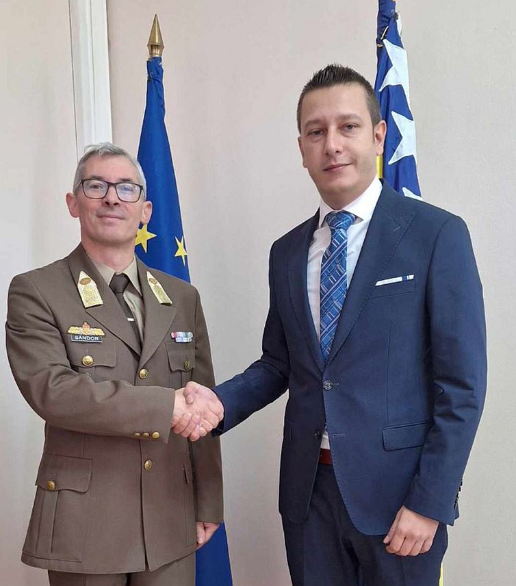 САРАЈЕВО, 28. ОКТОБРА /СРНА/ - Замјеник министра одбране у Савјету министара Александар Гогановић и војни аташе Мађарске у БиХ бригадир Атила Шандор на састанку у Сарајеву.