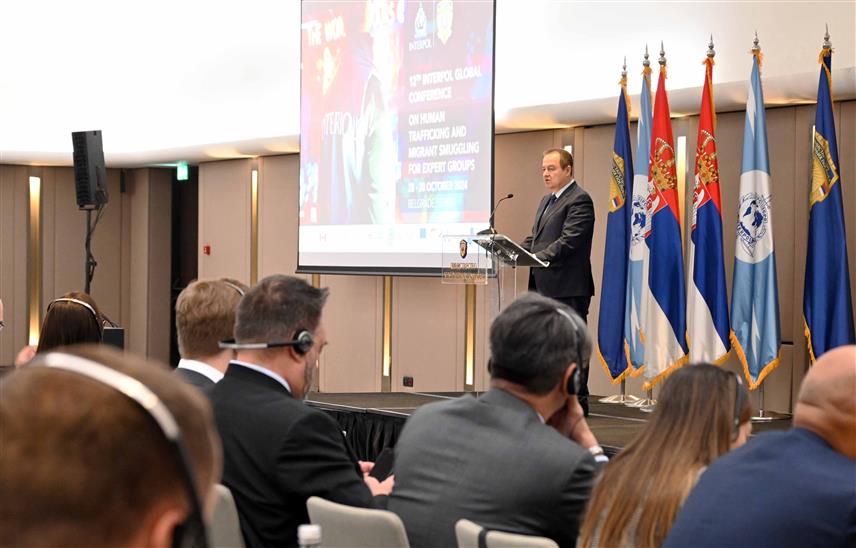 БЕОГРАД, 28. ОКТОБРА /СРНА/ - Mинистар унутрашњих послова Србије Ивица Дачић у обраћању присутнима на отварању 12. Глобалне конференције експерата за борбу против кријумчарења миграната и трговине људима у Београду.