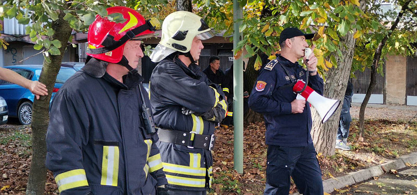 ДОБОЈ, 28. ОКТОБРА /СРНА/ - Припадници Територијалне ватрогасно-спасилачке јединице у Добоју данас су извели показну вјежбу гашење пожара на објекту Ватрогасног дома и спасавања у саобраћајној незгоди.