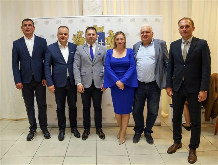 ИСТОЧНО САРАЈЕВО, 28. ОКТОБРА /СРНА/ - Начелник Одјељења за општу управу града Источно Сарајево Никола Вујичић разговарао је са предсједником општине Херцег Нови Стеваном Катићем о унапређењу сарадње двије локалне заједнице.