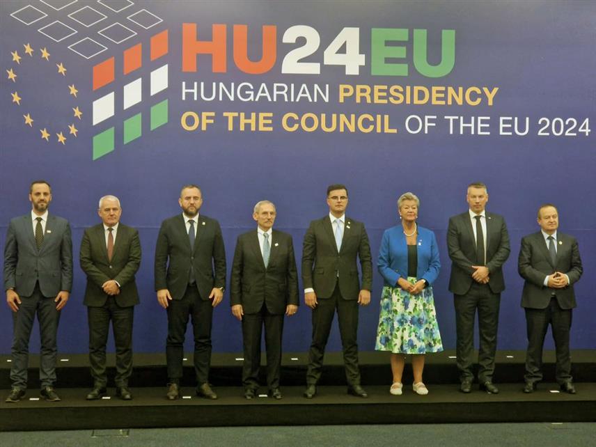 БУДВА, 28. ОКТОБРА /СРНА/ - Министар безбједности у Савјету министара Ненад Нешић изјавио је данас на Министарском форуму о правди и унутрашњим пословима ЕУ - западни Балкан у Будви да је БиХ посвећена јачању сарадње са ЕУ и земљама региона с циљем сузбијања свих облика организованог криминала.