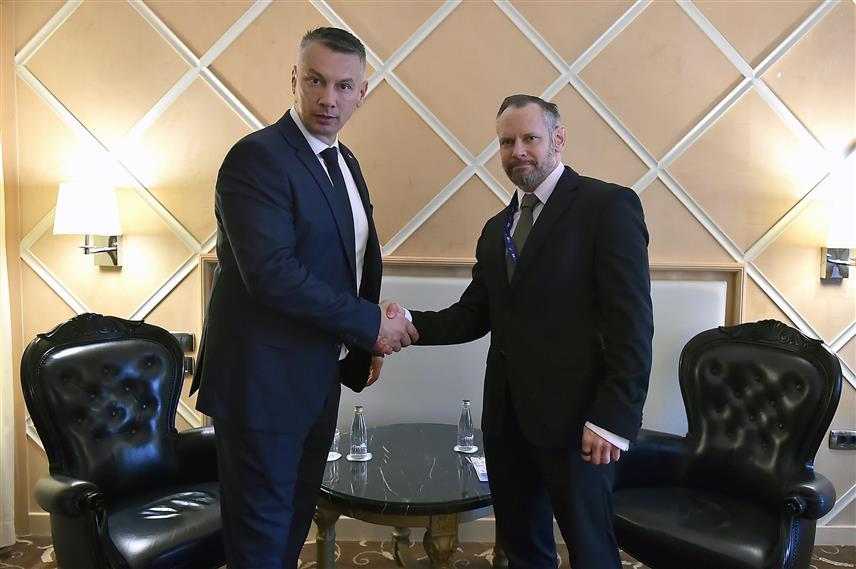 САРАЈЕВО, 28. ОКТОБРА /СРНА/ - Министар безбједности у Савјету министара Ненад Нешић састао се данас у Будви са замјеником извршног директора за операције Агенције за европску граничну и обалну стражу /Фронтекс/ Ларсом Гердесом.	