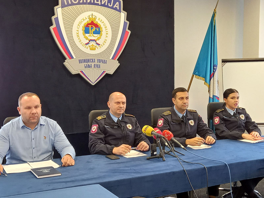 БАЊАЛУКА, 29. ОКТОБРА /СРНА/ - Начелних Полицијске управе Бањалука Ђурица Вукелић са сарадницима на конферецији за новинаре.