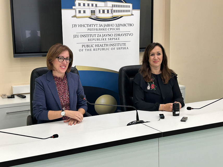 БАЊАЛУКА, 29. ОКТОБРА /СРНА/ - Епидемиолог у Служби за епидемиолологију Института за јавно здравство Српске Јелена Ђаковић Девић и начелник Службе за епидемиолологију Нина Родић Вукмир на конференцији за новинаре.