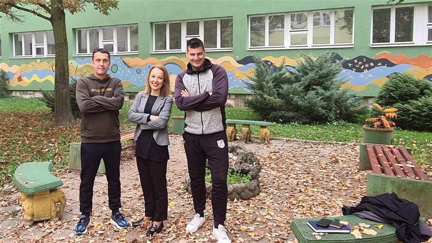 ДОБОЈ, 29. OKТОБРА /СРНА/ - Директор Гимназије "Јован Дучић" из Добоја Тијана Васиљевић Стокић, професор физичког васпитања Владимир Перић и професор физичког и кондициони тренр у фудбалском и мушком рукометном клубу "Слоге" Срђан Павловић.