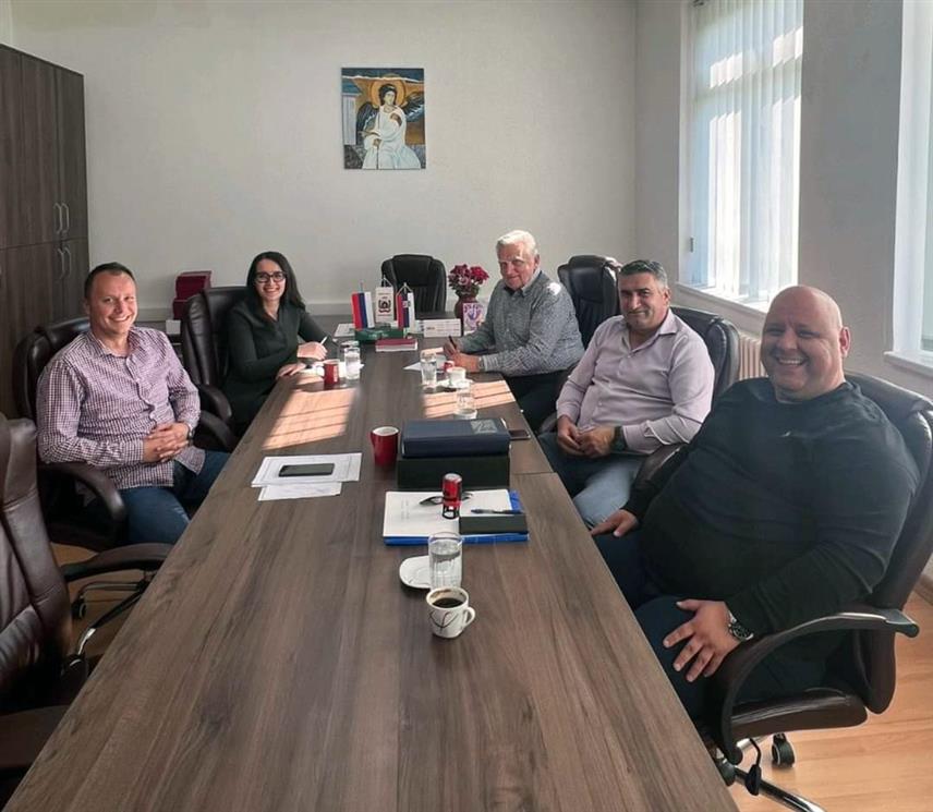 ДРВАР, 29. ОКТОБРА /СРНА/ - Начелник општине Дрвар Душица Рунић данас је потписала уговор у вриједности 139.963 КМ за другу фазу реконструкције и уређење градске пијаце.	